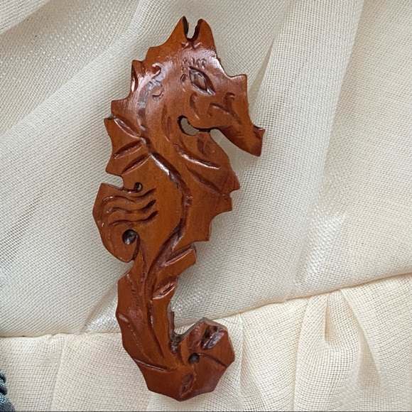 Vintage Carved Wooden Seahorse Brooch & Earrings - Picture 7 of 11